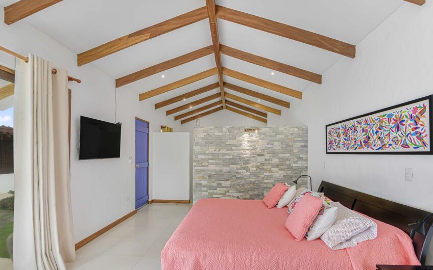 Casa Frente al Mar con Piscina Privada en Playa Tivives | Vista Espectacular + Airbnb Ready