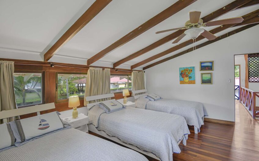 Casa Frente al Mar con Piscina Privada en Playa Tivives | Vista Espectacular + Airbnb Ready