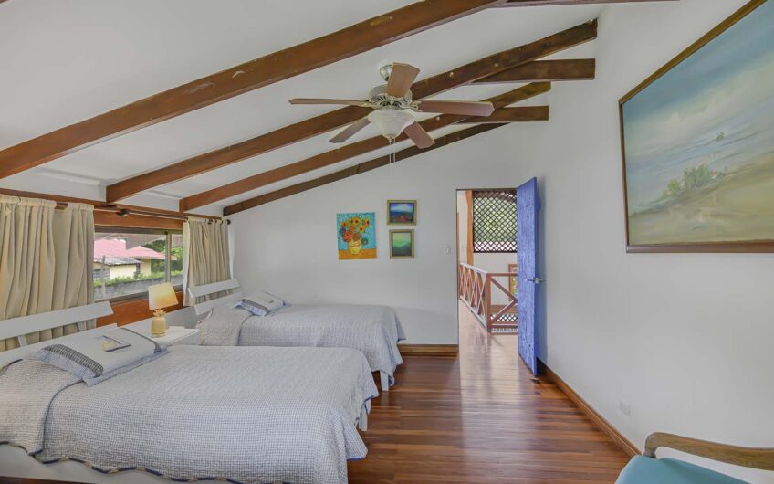 Casa Frente al Mar con Piscina Privada en Playa Tivives | Vista Espectacular + Airbnb Ready