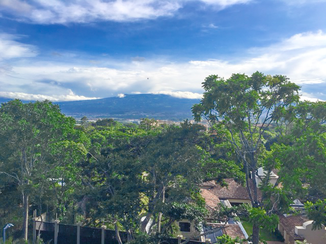 Condo con vista / jardín y línea blanca en Jaboncillos Escazú