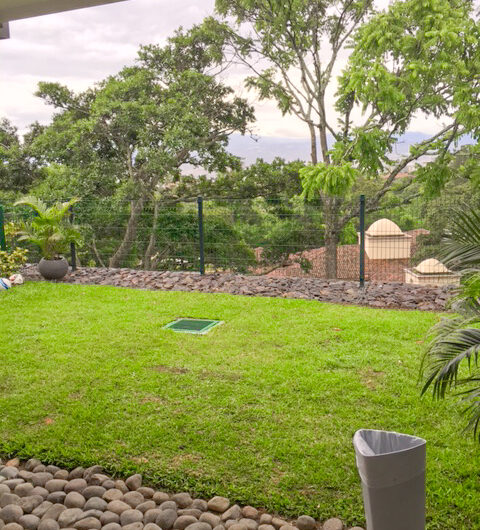 Condo con vista / jardín y línea blanca en Jaboncillos Escazú