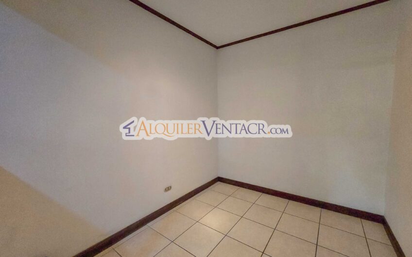 Condo amueblado de 3 habit. + de servicio / jardín x Multiplaza Escazú