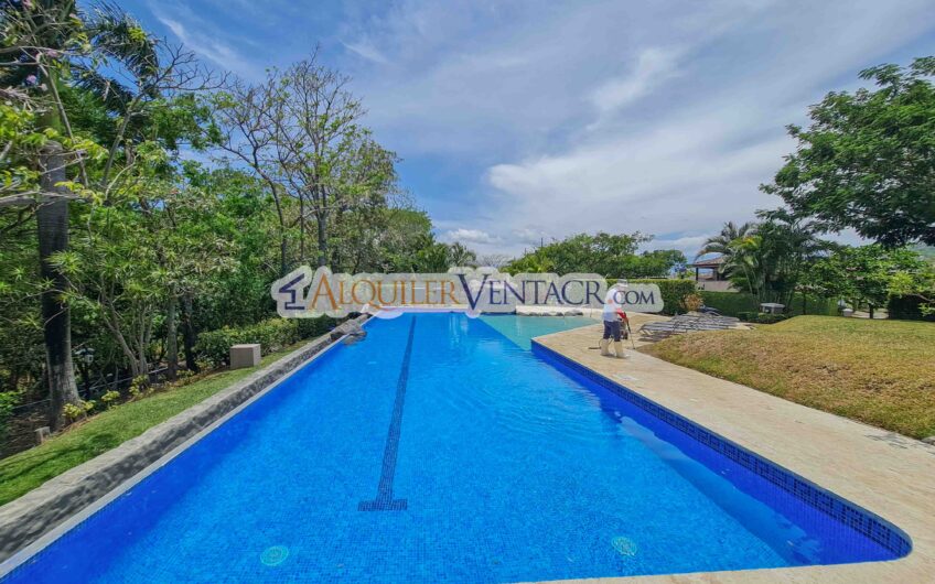 Puerta de Hierro Santa Ana! Condo de 3 habit. con jardín