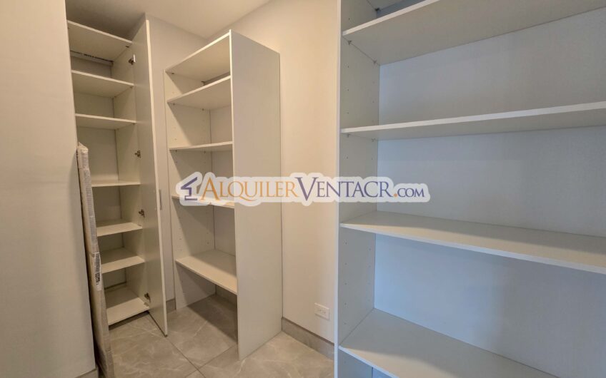 Lujoso apartamento de 3 habit. + de servicio en Escazú Centro