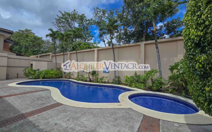 Condo de 305 m2 con jardín en Trejos Montealegre x Avenida Escazú