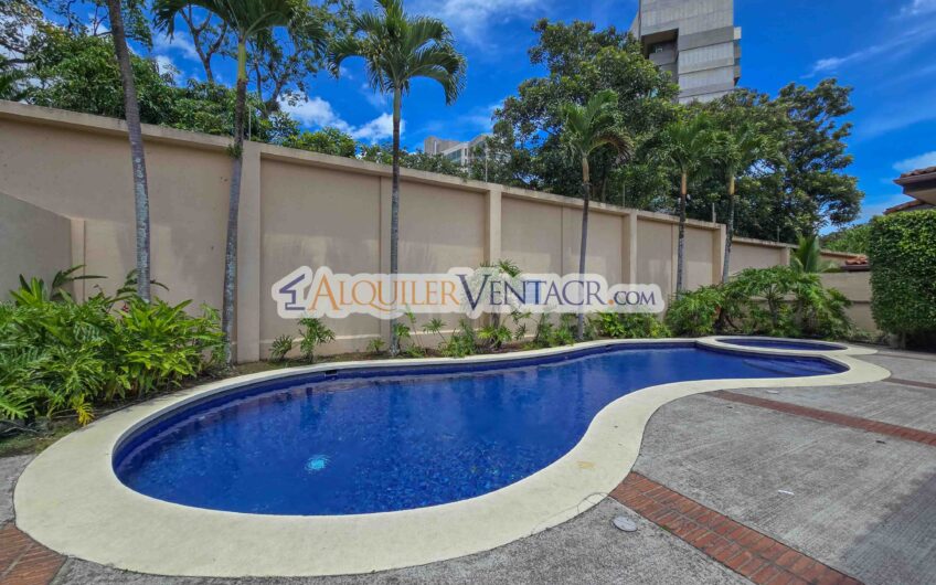 Condo de 305 m2 con jardín en Trejos Montealegre x Avenida Escazú