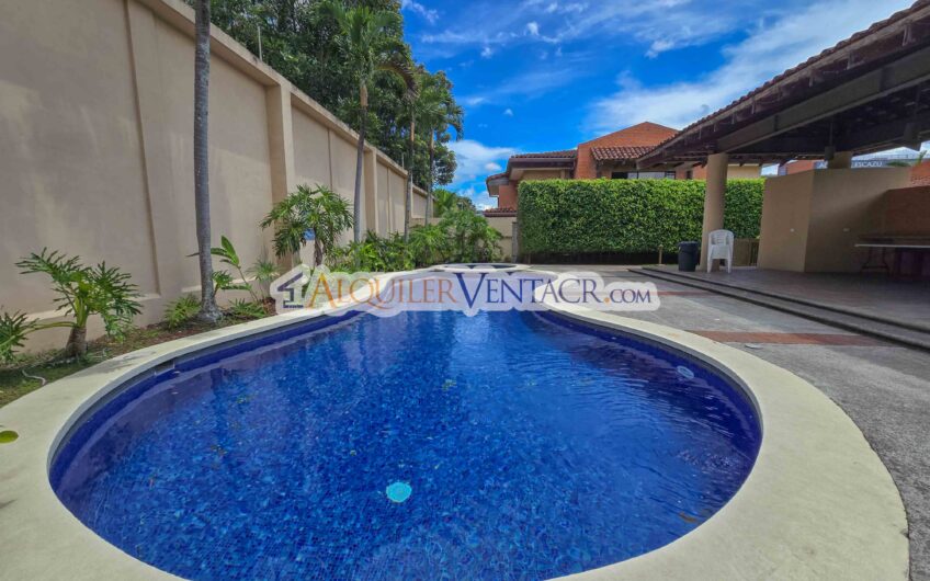 Condo de 305 m2 con jardín en Trejos Montealegre x Avenida Escazú
