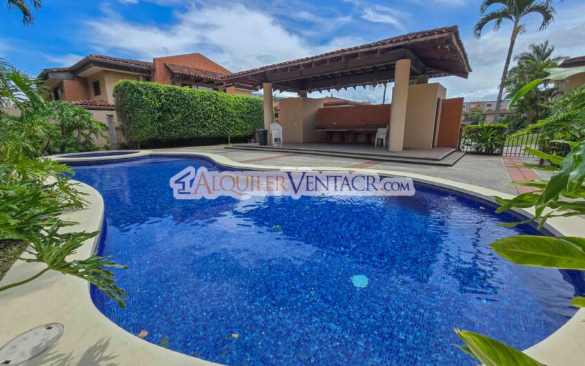Condo de 305 m2 con jardín en Trejos Montealegre x Avenida Escazú