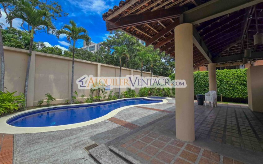 Condo de 305 m2 con jardín en Trejos Montealegre x Avenida Escazú
