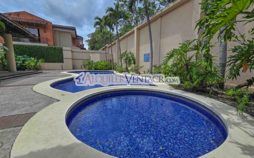 Condo de 305 m2 con jardín en Trejos Montealegre x Avenida Escazú