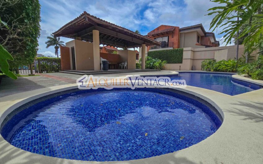 Condo de 305 m2 con jardín en Trejos Montealegre x Avenida Escazú