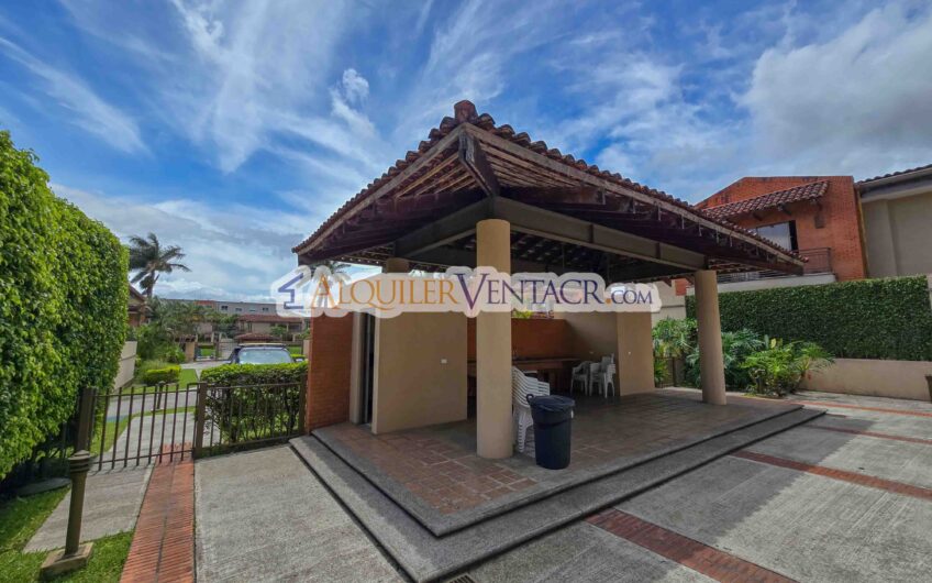 Condo de 305 m2 con jardín en Trejos Montealegre x Avenida Escazú