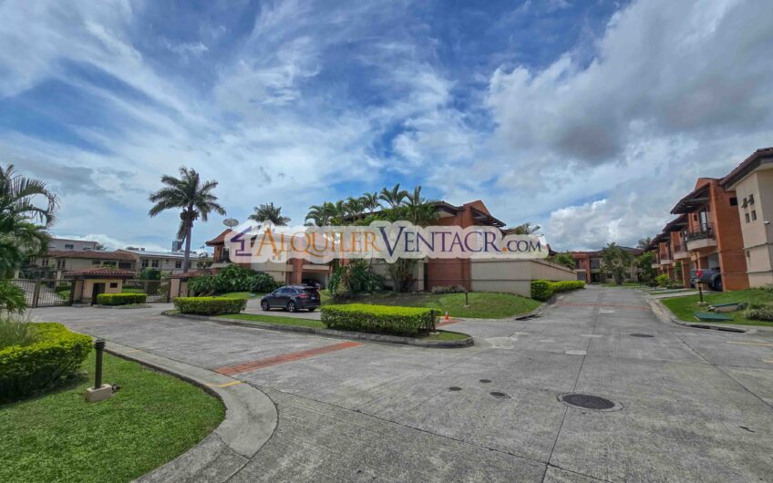 Condo de 305 m2 con jardín en Trejos Montealegre x Avenida Escazú