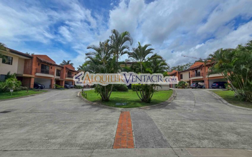 Condo de 305 m2 con jardín en Trejos Montealegre x Avenida Escazú