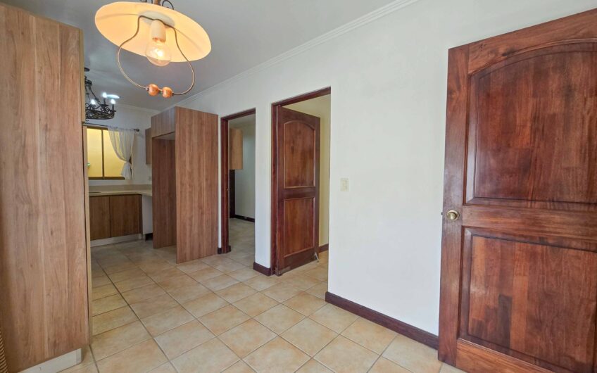 Puerta de Hierro Santa Ana! Condo de 3 habit. con jardín