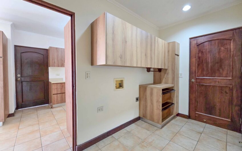 Puerta de Hierro Santa Ana! Condo de 3 habit. con jardín
