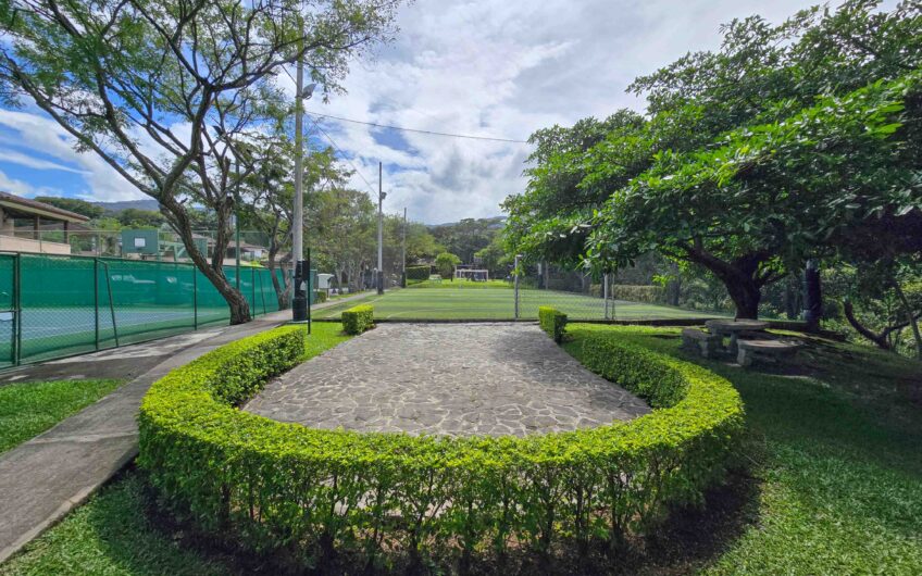 Puerta de Hierro Santa Ana! Condo de 3 habit. con jardín