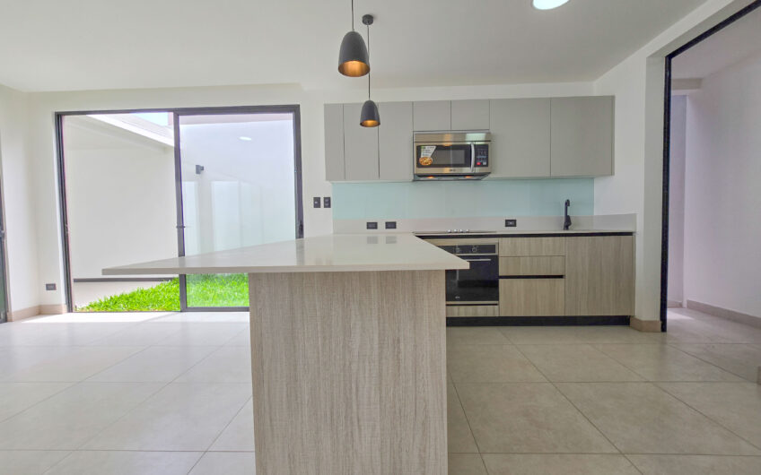 Para estrenar! Alquiler de casa en Condominio Lindora Village – Santa Ana