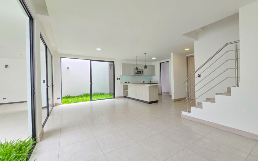 Para estrenar! Alquiler de casa en Condominio Lindora Village – Santa Ana