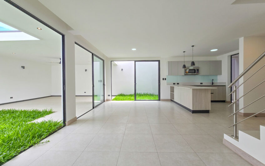 Para estrenar! Alquiler de casa en Condominio Lindora Village – Santa Ana