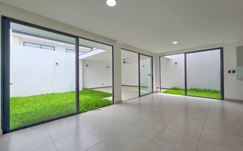 Para estrenar! Alquiler de casa en Condominio Lindora Village – Santa Ana