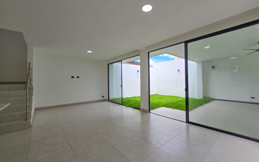 Para estrenar! Alquiler de casa en Condominio Lindora Village – Santa Ana