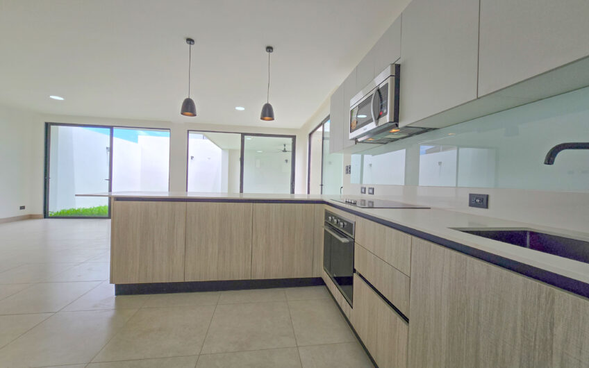 Para estrenar! Alquiler de casa en Condominio Lindora Village – Santa Ana
