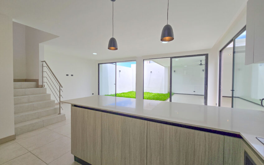 Para estrenar! Alquiler de casa en Condominio Lindora Village – Santa Ana