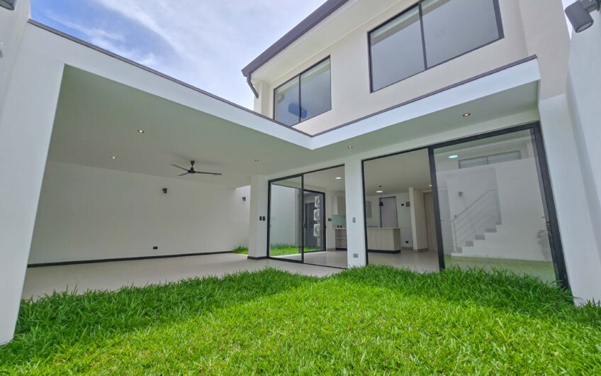 Para estrenar! Alquiler de casa en Condominio Lindora Village – Santa Ana