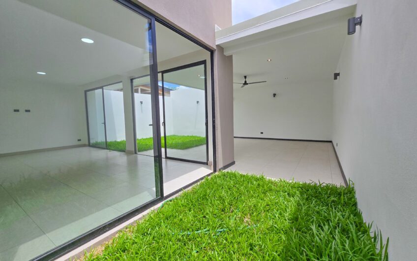 Para estrenar! Alquiler de casa en Condominio Lindora Village – Santa Ana