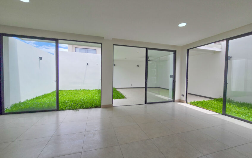 Para estrenar! Alquiler de casa en Condominio Lindora Village – Santa Ana