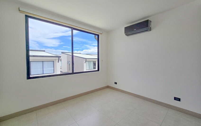 Para estrenar! Alquiler de casa en Condominio Lindora Village – Santa Ana