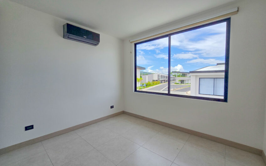 Para estrenar! Alquiler de casa en Condominio Lindora Village – Santa Ana