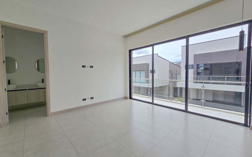 Para estrenar! Alquiler de casa en Condominio Lindora Village – Santa Ana
