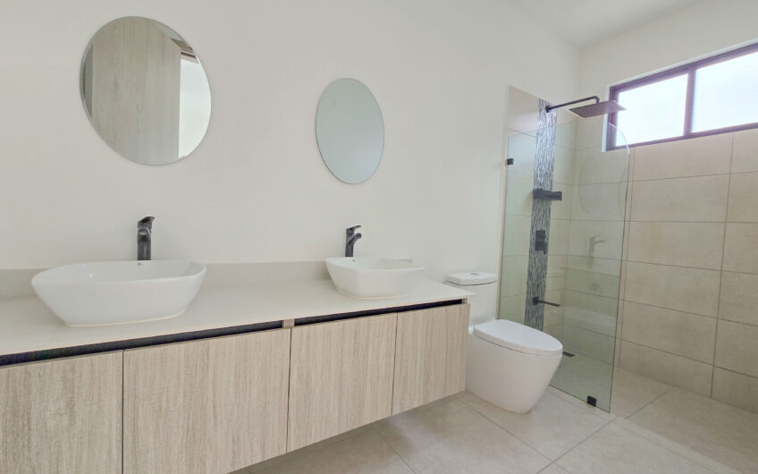 Para estrenar! Alquiler de casa en Condominio Lindora Village – Santa Ana