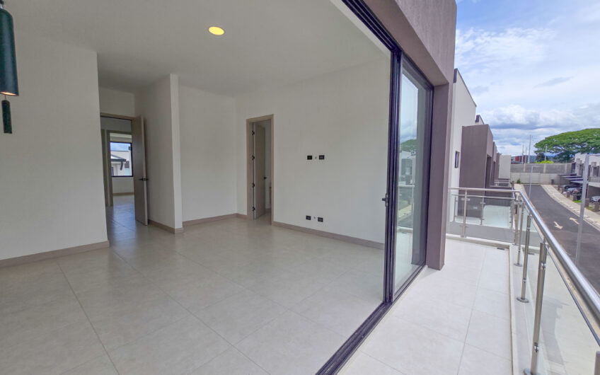 Para estrenar! Alquiler de casa en Condominio Lindora Village – Santa Ana
