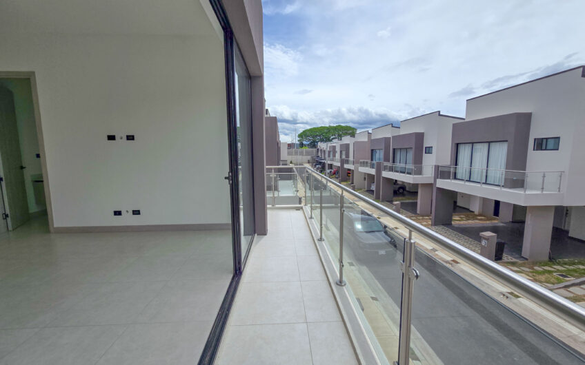 Para estrenar! Alquiler de casa en Condominio Lindora Village – Santa Ana