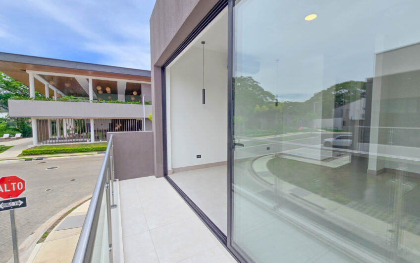 Para estrenar! Alquiler de casa en Condominio Lindora Village – Santa Ana