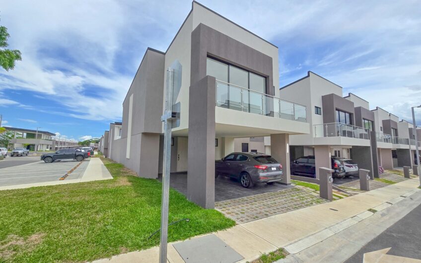 Para estrenar! Alquiler de casa en Condominio Lindora Village – Santa Ana