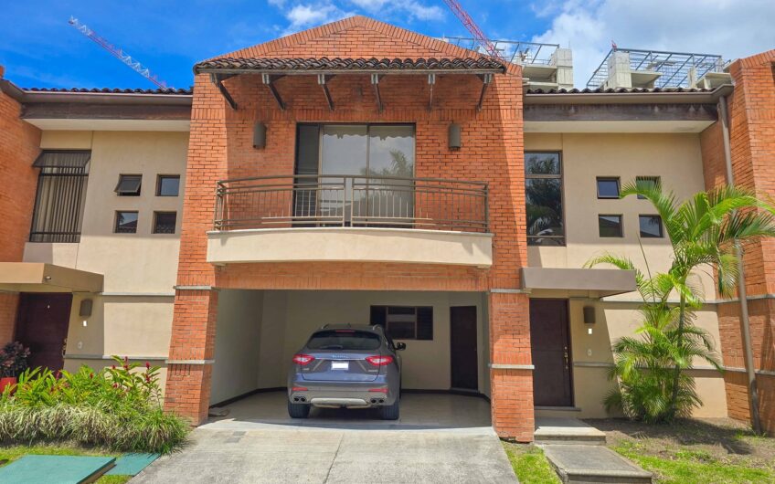 Condo de 305 m2 con jardín en Trejos Montealegre x Avenida Escazú