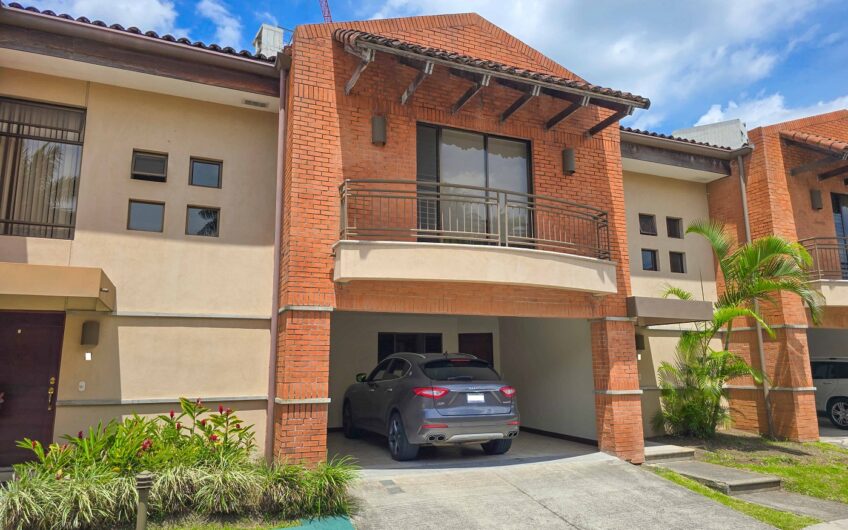 Condo de 305 m2 con jardín en Trejos Montealegre x Avenida Escazú