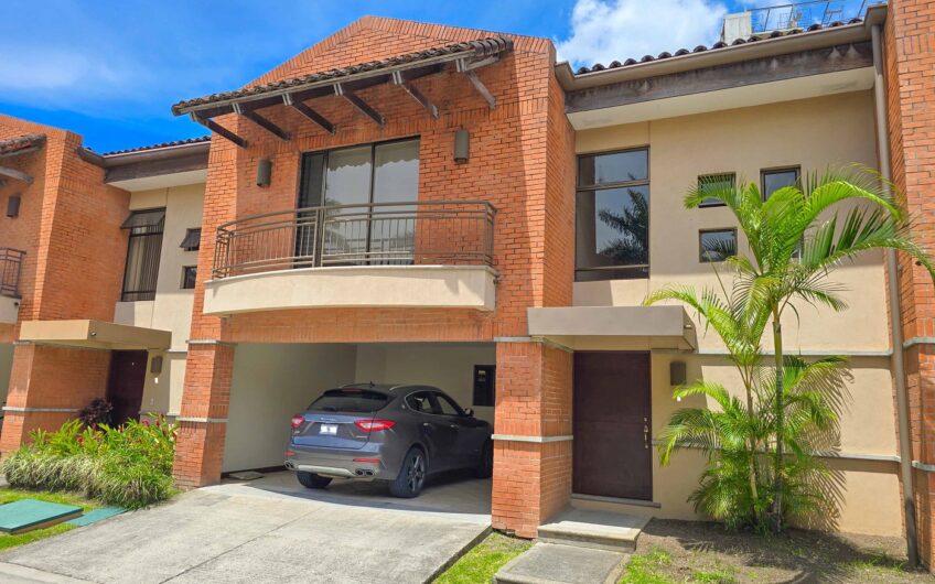 Condo de 305 m2 con jardín en Trejos Montealegre x Avenida Escazú