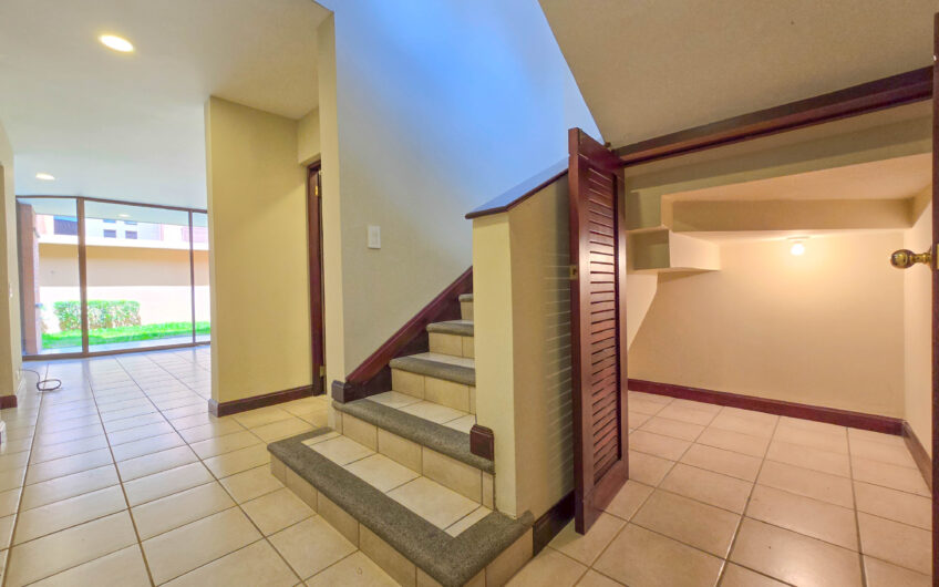 Condo de 305 m2 con jardín en Trejos Montealegre x Avenida Escazú
