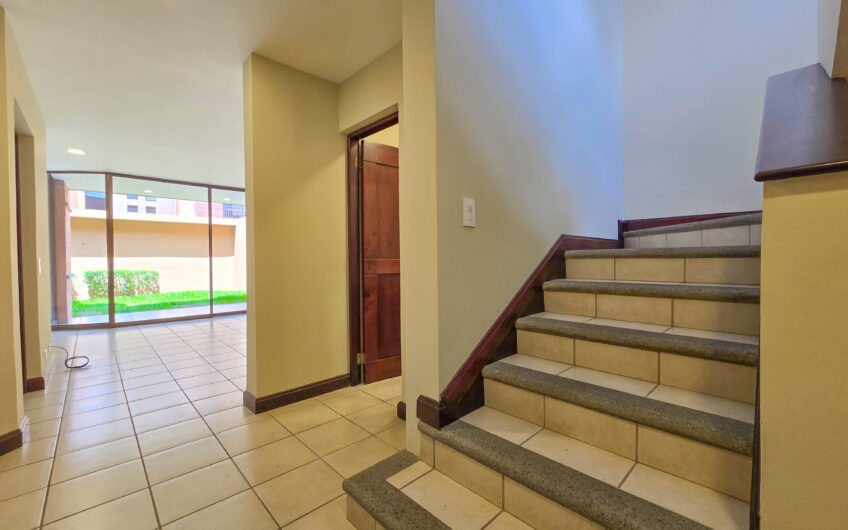 Condo de 305 m2 con jardín en Trejos Montealegre x Avenida Escazú