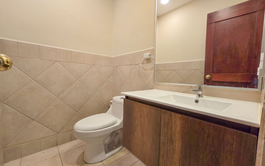 Condo de 305 m2 con jardín en Trejos Montealegre x Avenida Escazú
