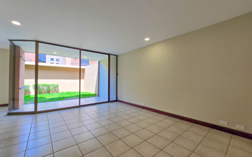 Condo de 305 m2 con jardín en Trejos Montealegre x Avenida Escazú