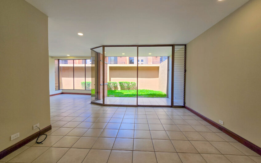 Condo de 305 m2 con jardín en Trejos Montealegre x Avenida Escazú