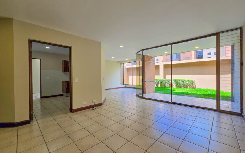 Condo de 305 m2 con jardín en Trejos Montealegre x Avenida Escazú