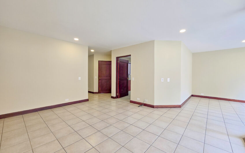 Condo de 305 m2 con jardín en Trejos Montealegre x Avenida Escazú