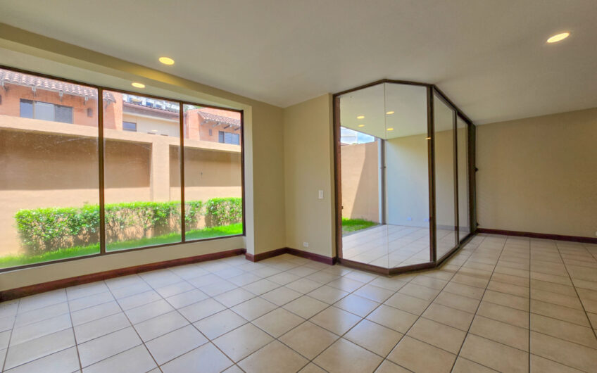 Condo de 305 m2 con jardín en Trejos Montealegre x Avenida Escazú